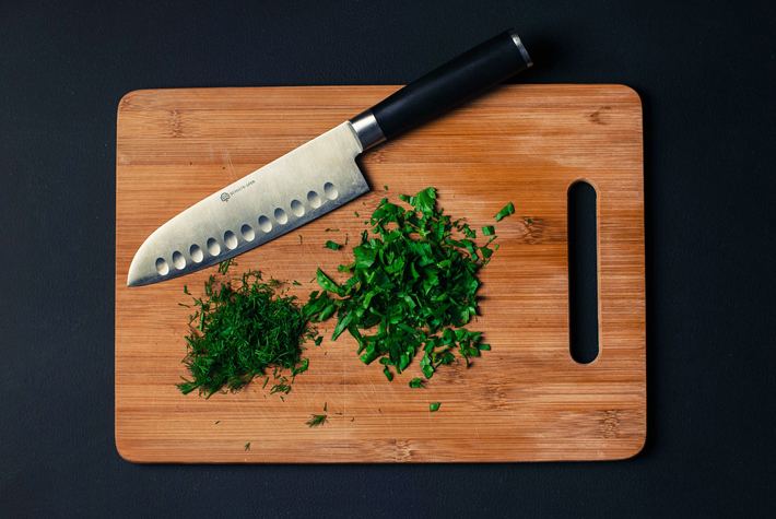 TABLA DE MADERA CON CUCHILLO SANTOKU